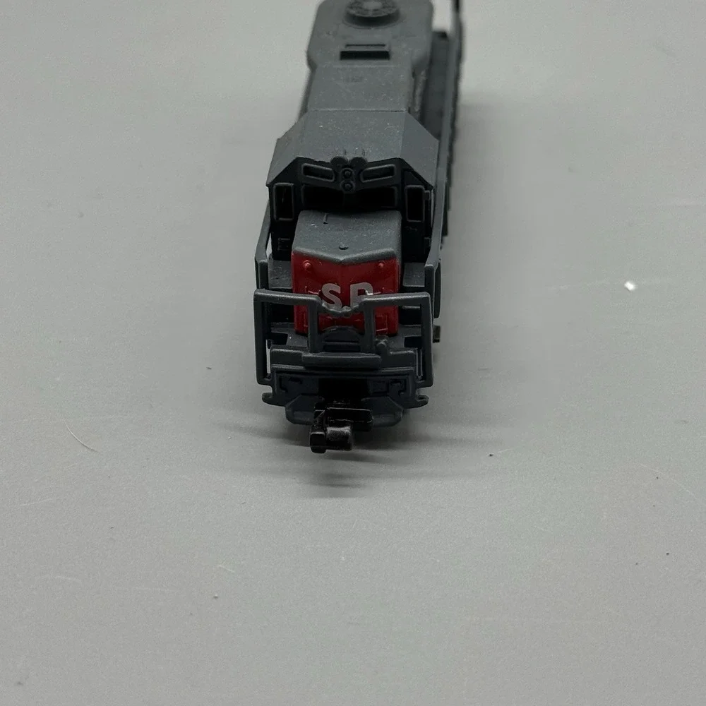N Scale Southern Pacific Diesel Locomotive #9725 DC Analog 2-Rail B-B Gray Untes